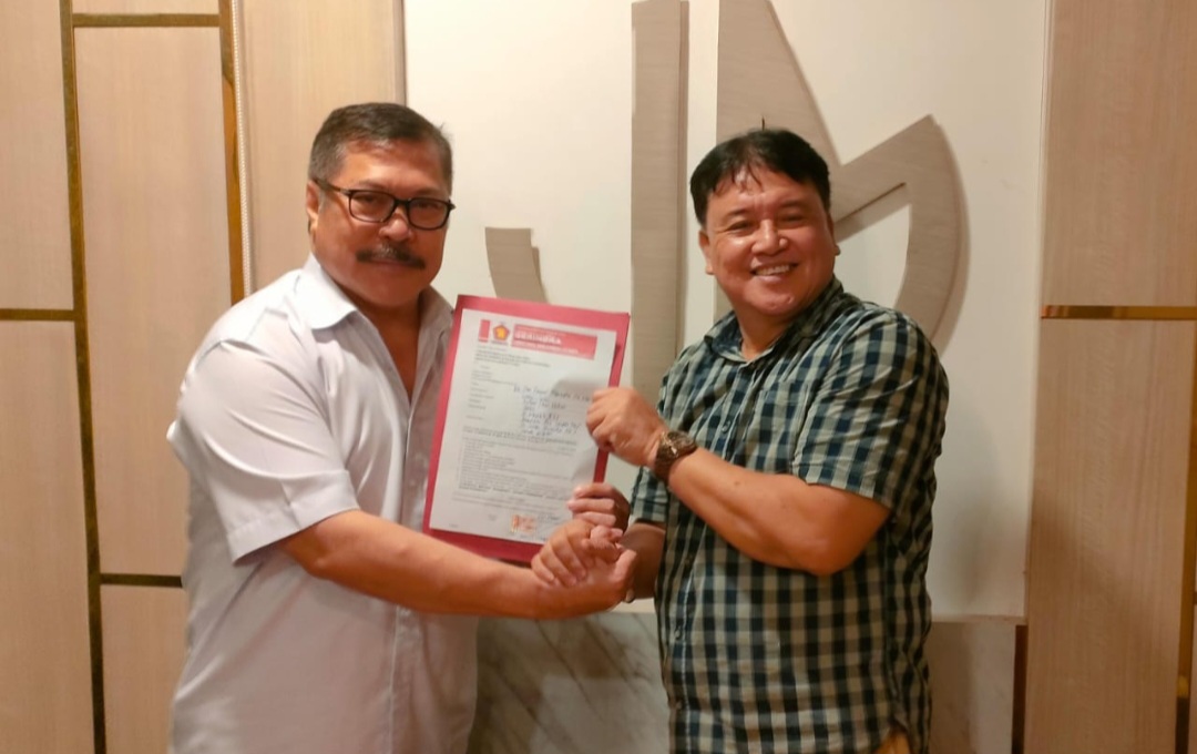 RESMI DAFTAR: Jan Samuel Maringka (JSM) menyerahkan formulir pendaftaran untuk Pilgub Sulut 2024. Diterima langsung Tim Penjaringan diwakili Sekretaris DPD Partai Gerindra Sulut Ir Andry Umboh (kanan)