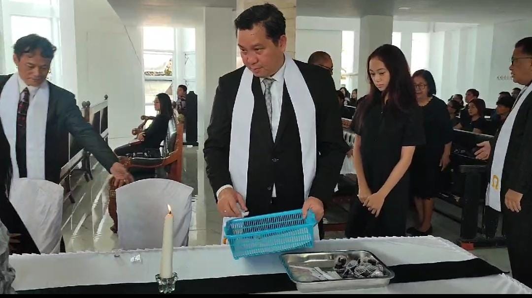 SAKRAMEN: Wakil Gubernur Sulut Drs Steven Kandouw saat bertugas dalam pelayanan Perjamuan Kudus Jumat Agung di GMIM Bukit Moria Rike.