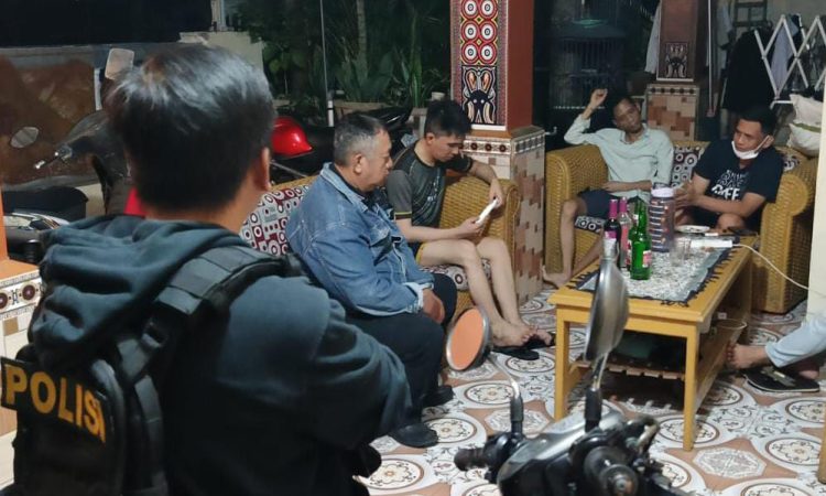 Kepolisian Polresta Manado melakukan olah tempat kejadian.