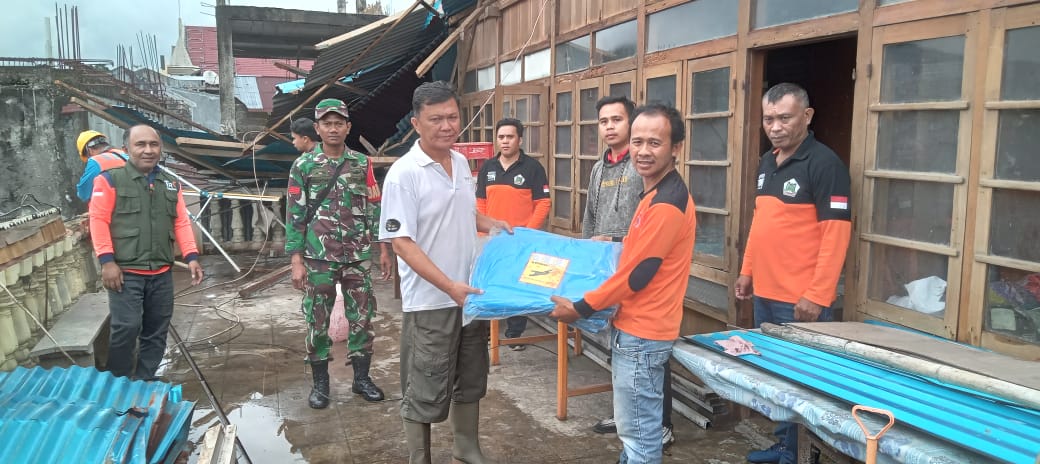 GERCEP: Tim BPBD saat turun sekaligus menyerahkan bantuan kepada warga terdampak bencana angin kencang di Kelurahan Matani Tiga, Kecamatan Tomohon Tengah, beberapa waktu lalu. Dok BPBD for MP