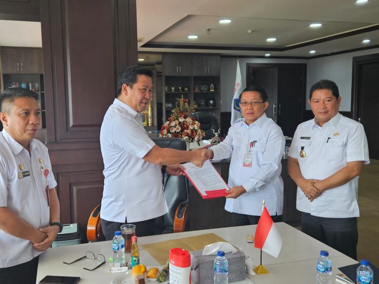 KOSONG: Wakil Gubernur Sulut Steven Kandouw saat menyerahkan SK PLT Kepala Inspektur Daerah kepada Denny Mangala.