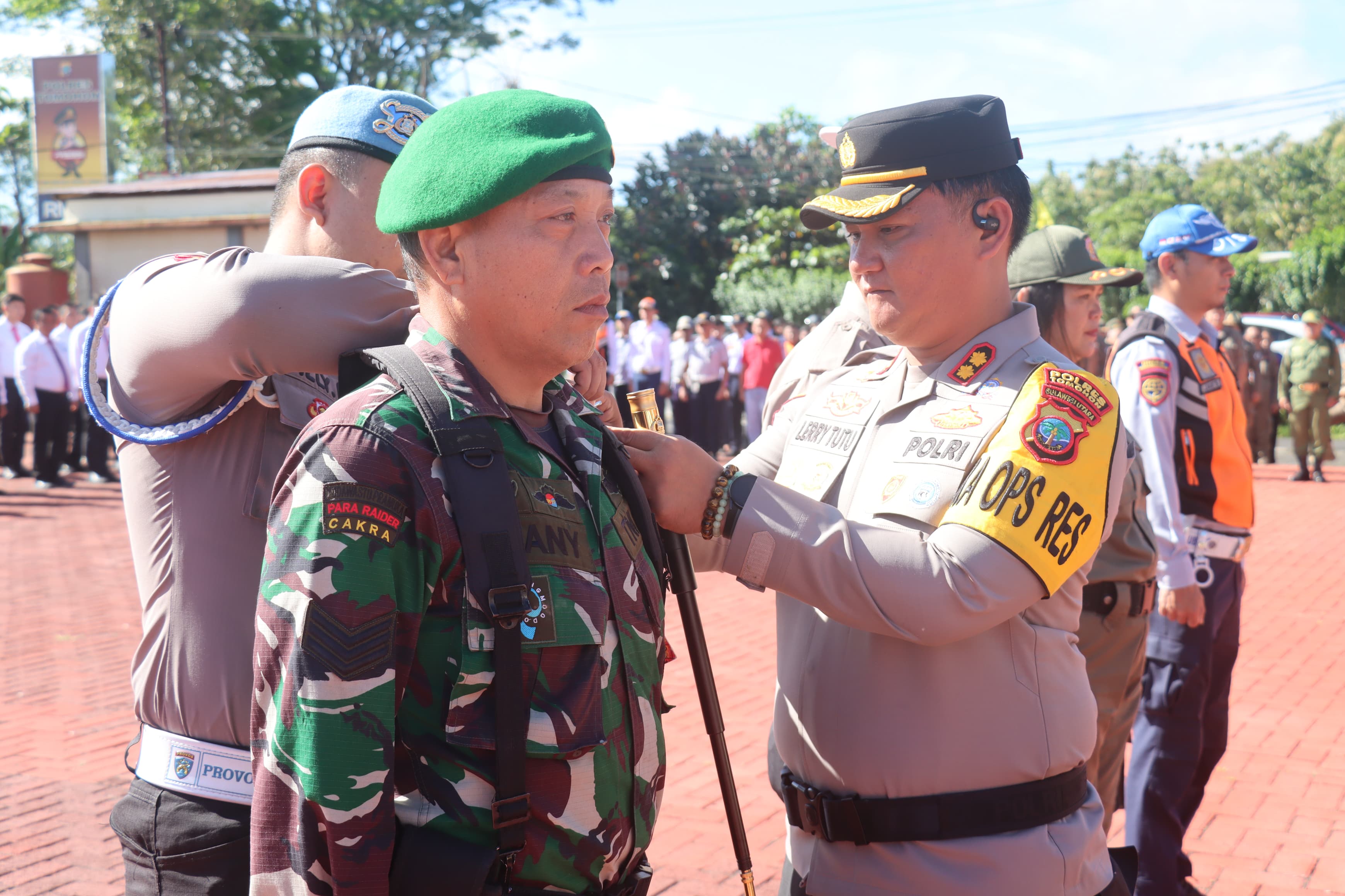 SIAP BERTUGAS: Kapolres Tomohon AKBP Lerry Tutu SIK MM saat menyematkan tanda Operasi Ketupat Samrat tanda giat resmi dimulai. Dok istimewa
