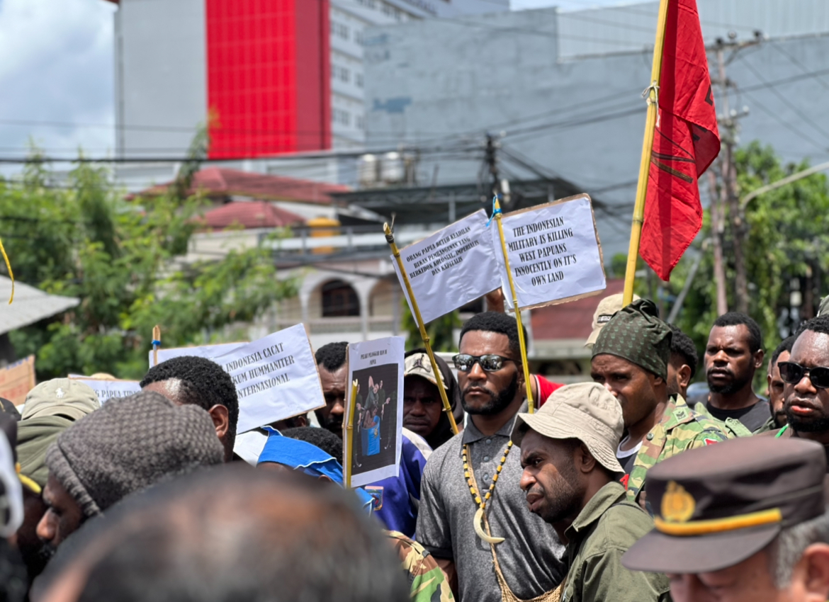 Aksi Mahasiswa Papua di Polda Sulut