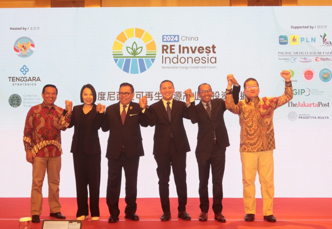Duta Besar Indonesia untuk Tiongkok Djauhari Oratmangun ketiga dari kiri, di acara China RE Invest Indonesia 2024 di Beijing, pada Senin, 1 April 2024.
