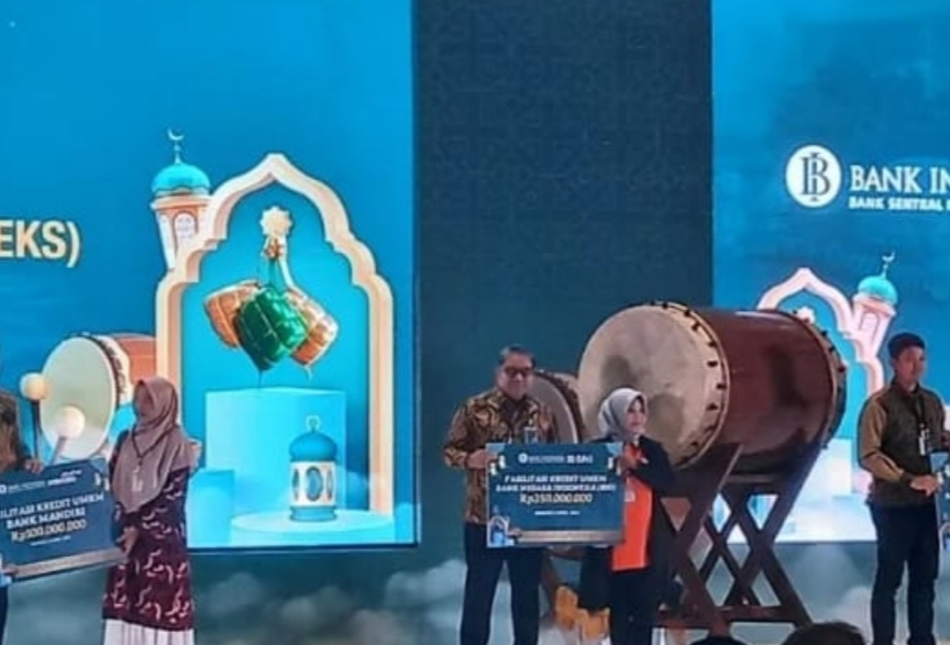 Pinwil BNI 11 Suluttenggomalut Lodewyck ZS Pattihahuan saat menyerahkan KUR kepada salah satu pelaku UMKM yang membuka tenant di Kawasan Jangkar Sandar. Pada Kamis (4/4).