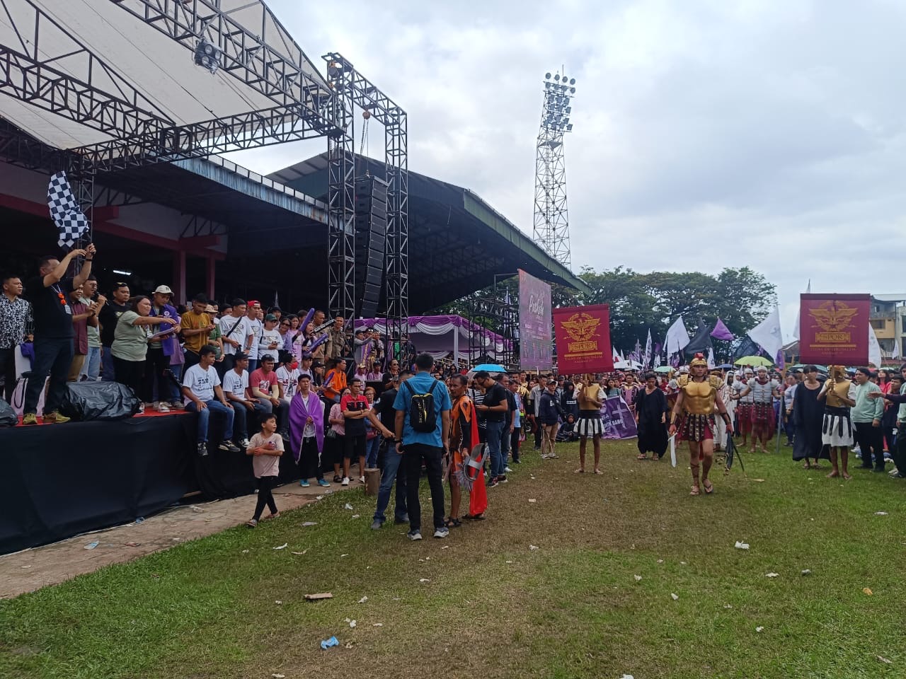 Ketua Panitia Pnt Richard Sualang bersama Kepala BKAD Pnt Clay Dondokambey melepas lomba alegori di stadion Klabat Manado.