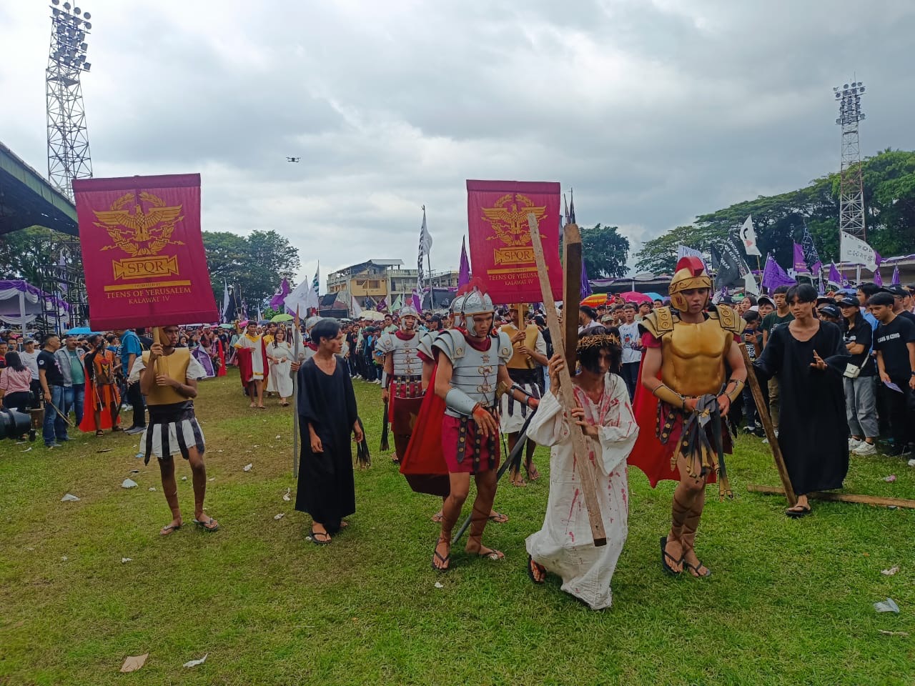 Jemaat GMIM Yerusalem Kawangkoan Baru Wilayah Kalawat IV, turut ambil bagian dalam lomba alegori Selebrasi Paskah Remaja GMIM tahun 2024.