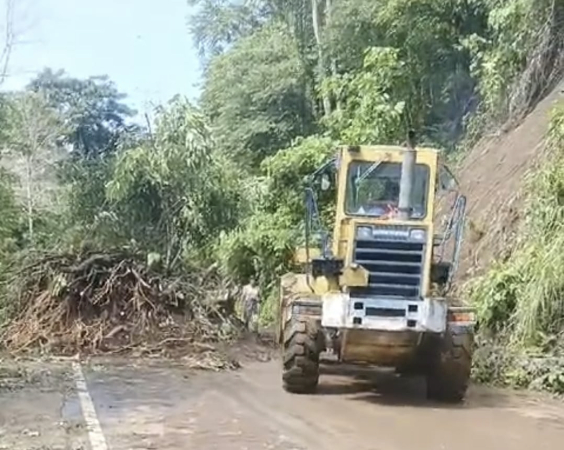 PT MSM/TTN menurunkan alat berat untuk membantu penanggulangan tanah longsor.
