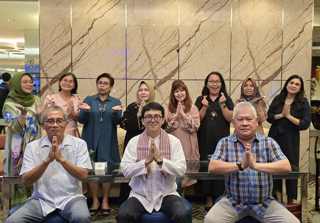 KOMPAK: Pengurus Ikatan Alumni SMA Negeri 1 (Ikasmansa) Manado angkatan 86 berbuka puasa bersama.