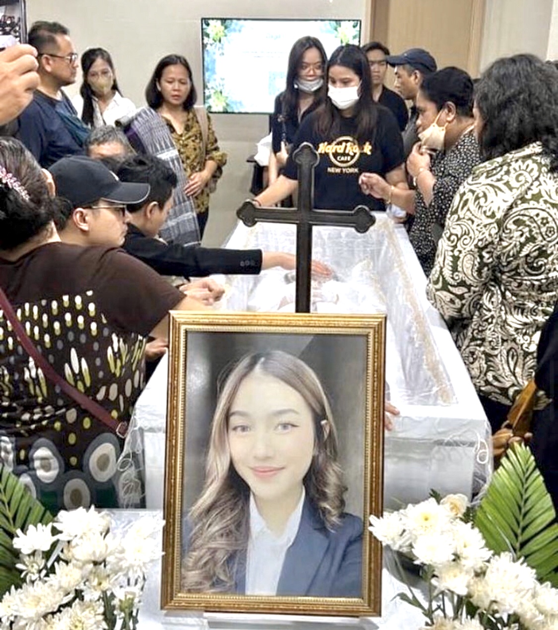Suasana di rumah duka Alm Melitha Sidabutar. Isak tangis keluarga dan kerabat tak kuasa tertahan.