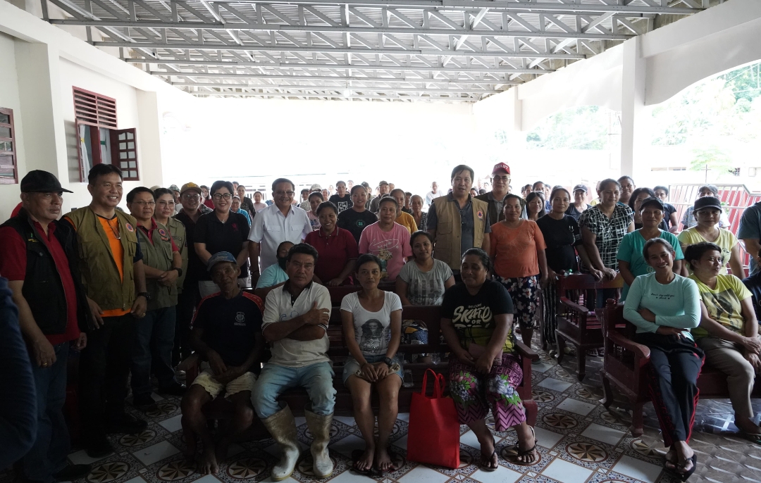 Wagub Steven Kandouw langsung bertemu dengan korban bencana alam di pulau Lembeh kemarin, pun memberikan bantuan tanggap darurat.