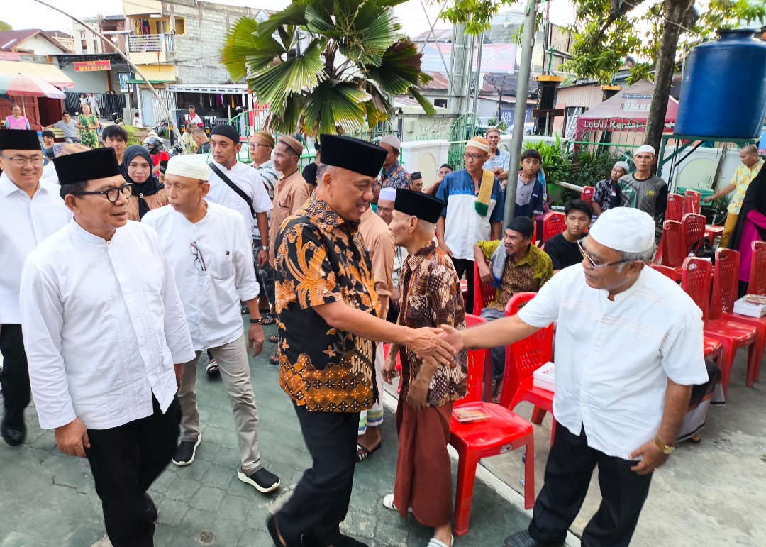 Gubernur Olly Dondokambey terus melaksanakan Safari Ramadhan, berbuka puasa bersama jamaah Masjid Jami&rsquo; Nurul Huda, Kelurahan Ketang Baru