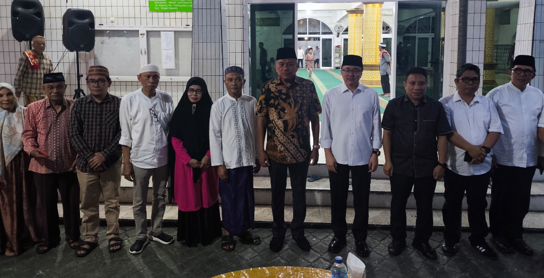 Gubernur Olly Dondokambey terus melaksanakan Safari Ramadhan, berbuka puasa bersama jamaah Masjid Jami&rsquo; Nurul Huda, Kelurahan Ketang Baru