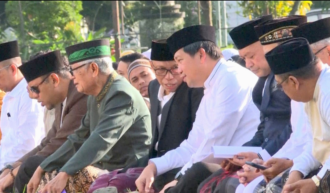 Wagub Steven Kandouw saat ikut Sholat Idul Fitri