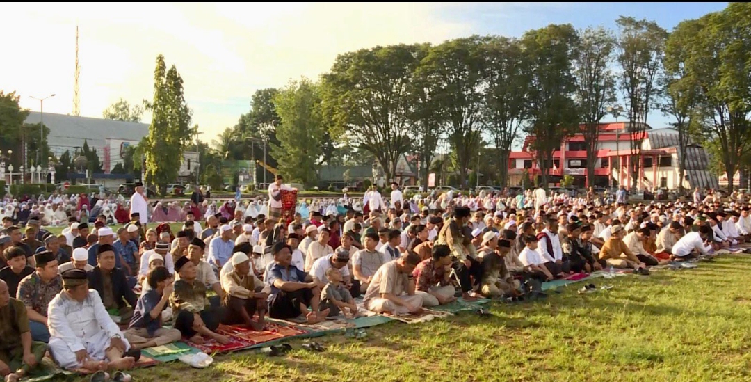 Suasana Sholat Idul Fitri di Lapangan Sparta Tikala