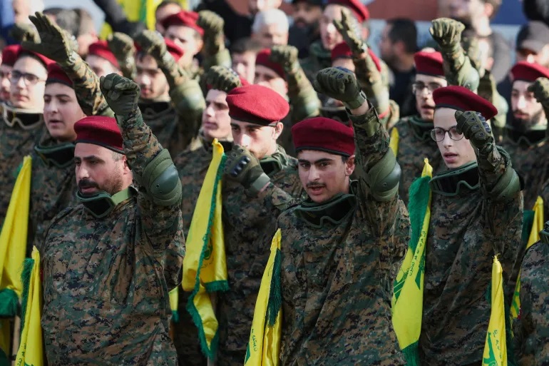 Anggota Hizbullah menghadiri pemakaman seorang komandan yang tewas dalam serangan udara Israel (Aziz Taher/Reuters)