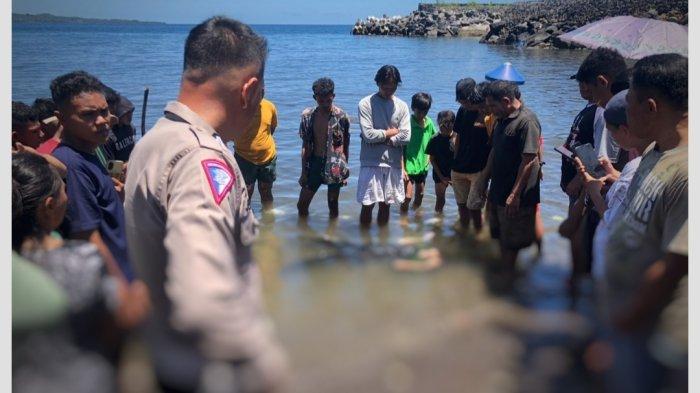 HEBOH: Suasana penemuan mayat terapung di atas bibir pantai Desa Tambala. Dok istimewa