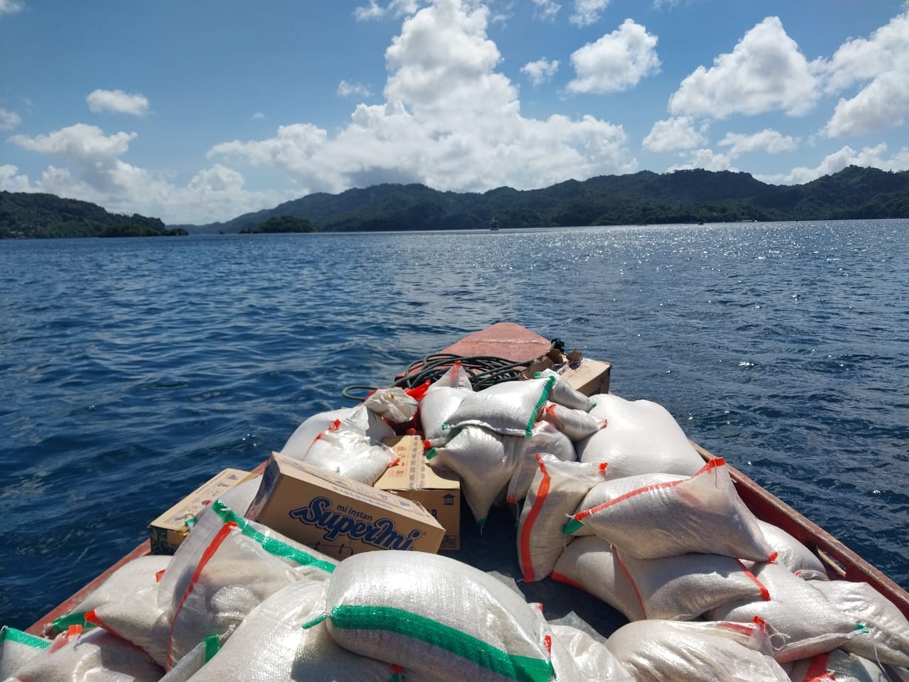 Penyaluran Bantuan dari Sinode GMIM Kepada Warga Terdampak Bencana Alam. Disalurkan ke Pulau Lembeh Kota Bitung dan Minahasa Utara.