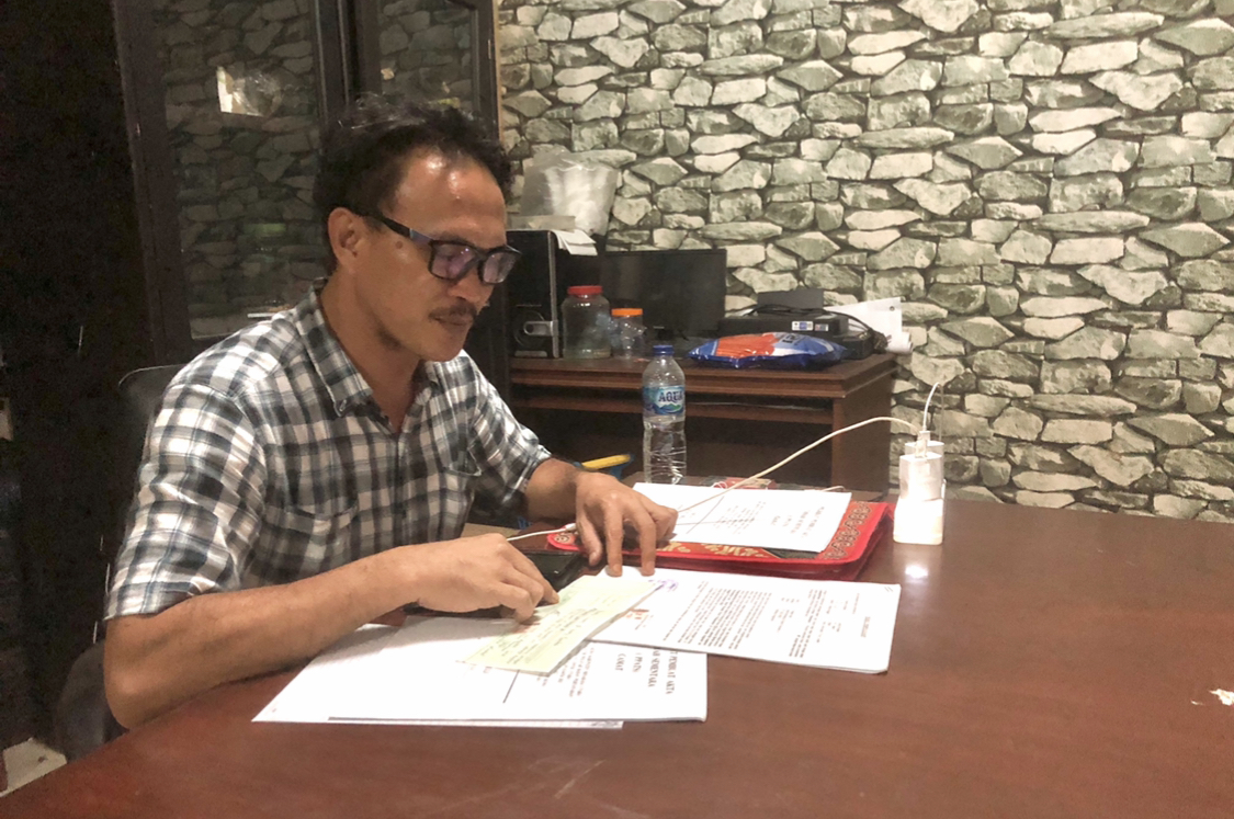 Legislator DPRD Minut terpilih saat menyortir dokumen lahan di Desa Lansot, Kecamatan Kema, yang disoal PT King Crusher.
