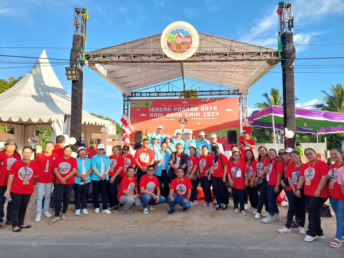 SUKSES: Komisi Pelayanan Anak Sinode GMIM bersama panitia pelaksana berfoto bersama usai kegiatan pawai.
