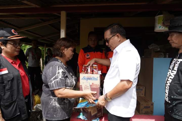 Wali Kota Bitung Maurits Mantiri menyalurkan bantuan kepada masyarakat terdampak, saat melakukan pengecekan lokasi bencana di hari pertama masuk kantor setelah cuti bersama Idul Fitri.(Dok Istimewa)