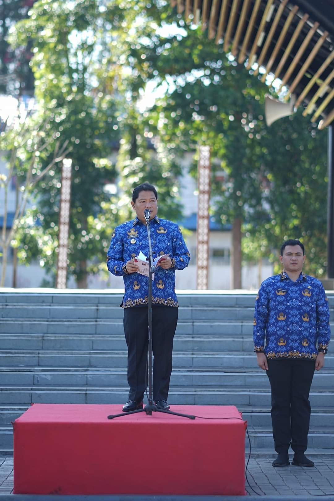 PIMPIN: Pj Bupati Minahasa Jemmy Kumendong saat memimpin apel KORPRI, Rabu (17/4/2024) di Lapangan God Bless Tondano.