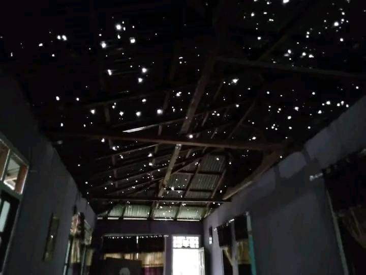 Atap rumah warga bocor akibat muntahan erupsi, warga wilayah sekitar telah dievakuasi.