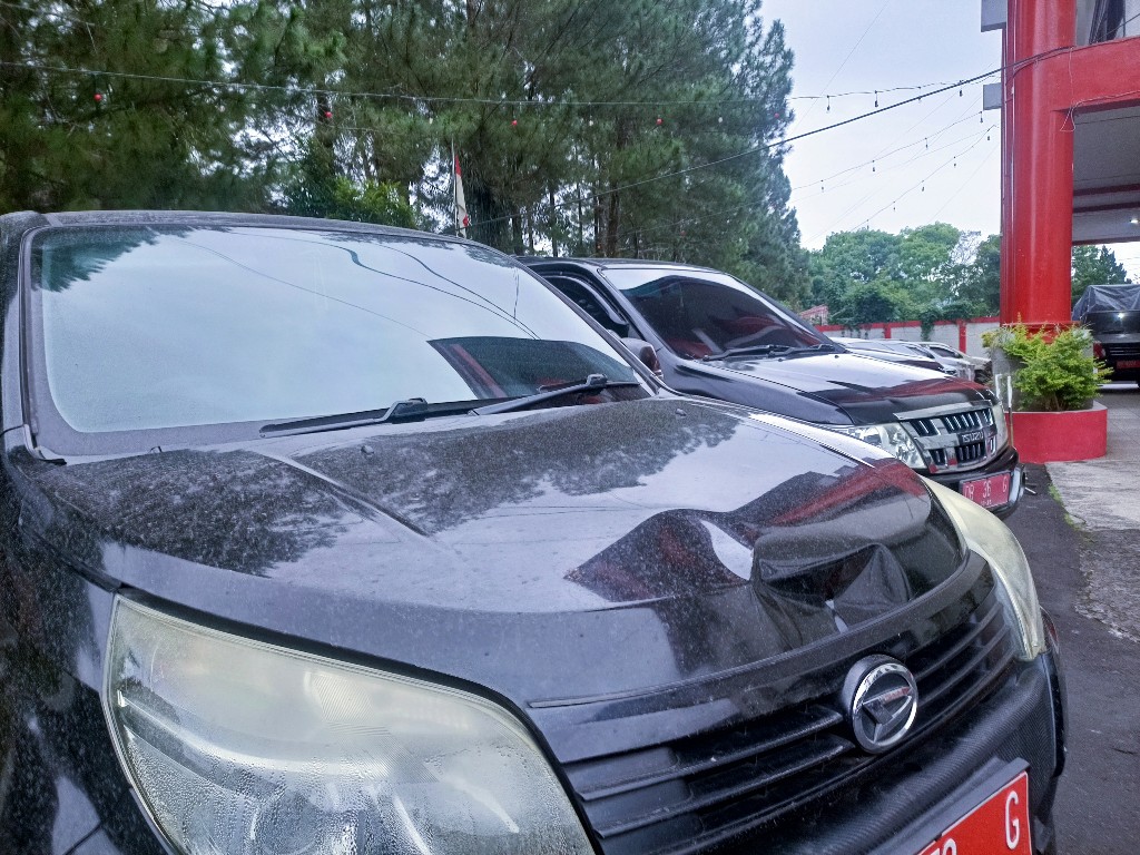 TERDAMPAK: Tampak mobil di pelataran parkir Pemkot Tomohon terdampak abu vulkanik Gunung Ruang. Dok Jul/MP
