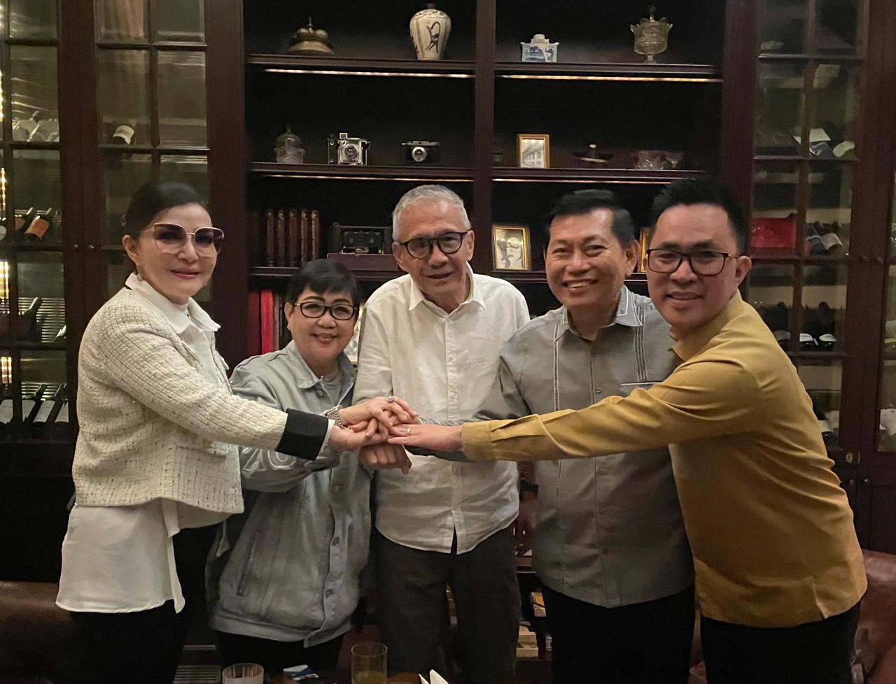 KOMPAK: Christiany Eugenia Paruntu, Conny Rumondor, Irjen Pol (Purn) Carlo Brix Tewu, Victor Mailangkay dan Melky Pangemanan.