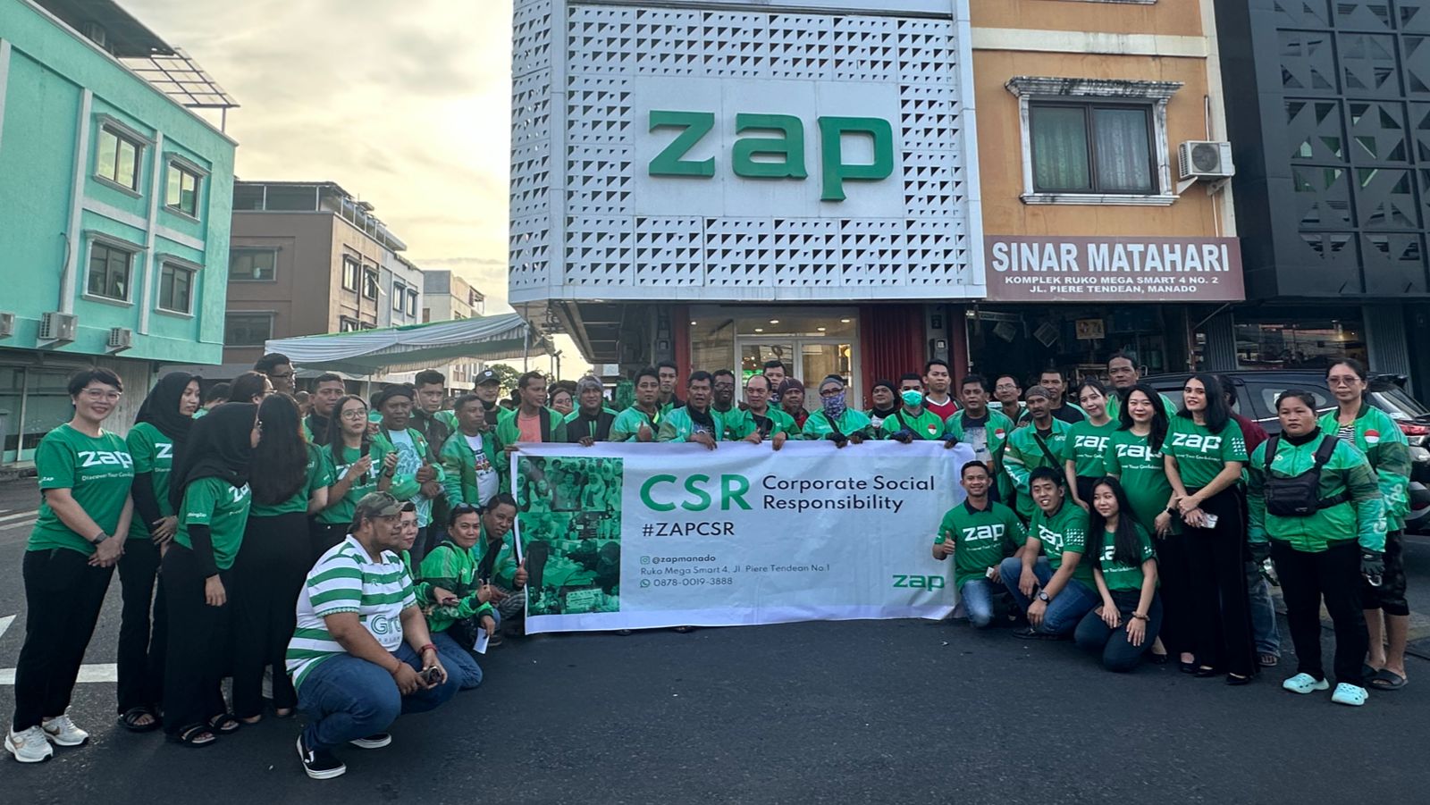 Manajemen ZAP Clinic Manado bersama driver Grab dalam kegiatan cek kesehatan gratis dan bagi sembako, Senin (22/4) (Istimewa)
