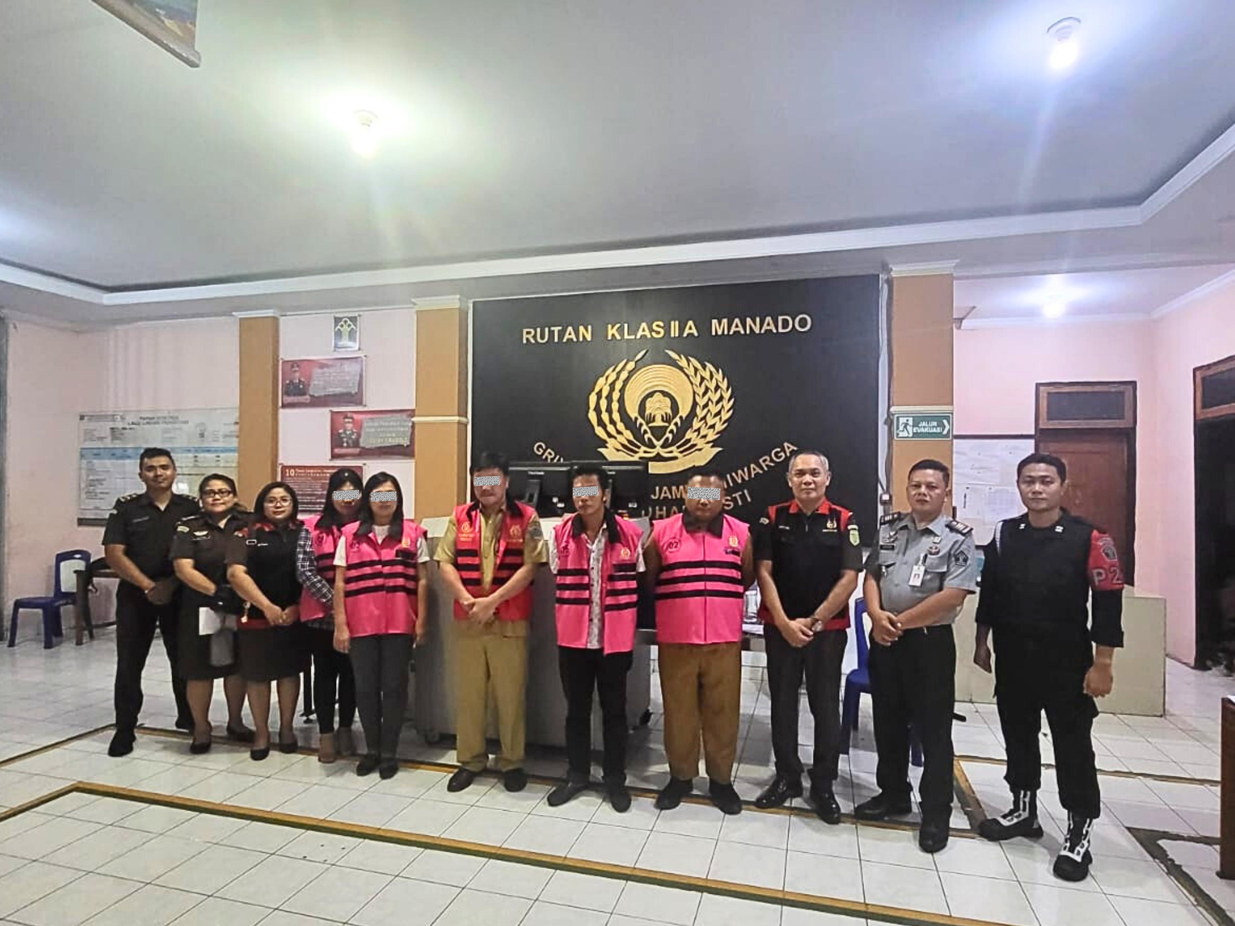Penyidik Kejati Sulut menjebloskan para tersangka ke Rutan Manado