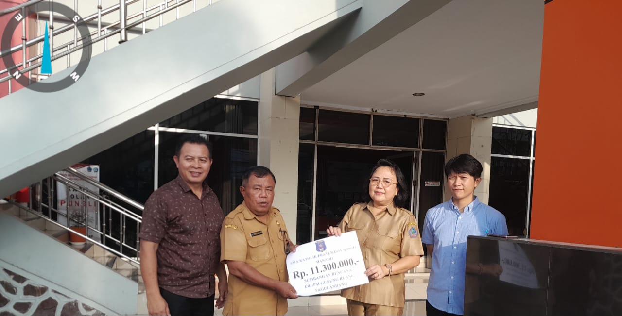 PEDULI: Penyerahan bantuan dari SMA Don Bosco Manado yang akan disalurkan melalui Dikda Sulut.