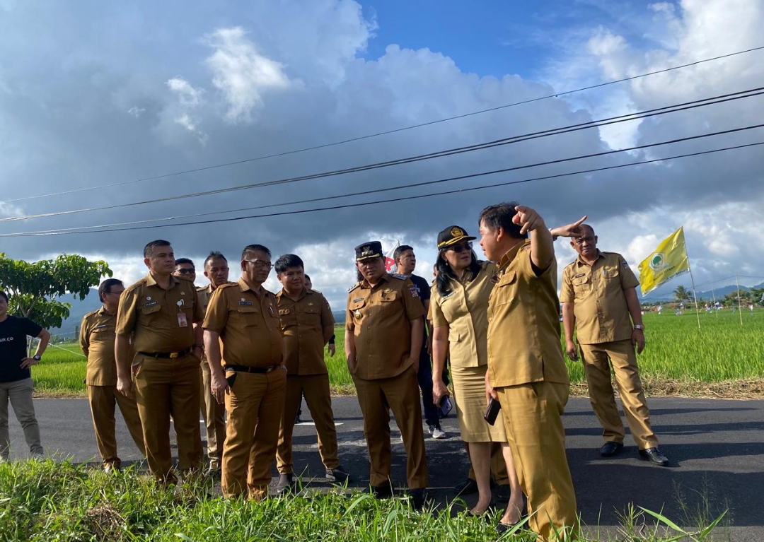 TINJAU: Pj Bupati Minahasa Jemmy Kumendong bersama jajaran saat meninjau lahan untuk pembuatan akses jalan menuju lokasi baru RSUD Tondano, Senin (22/4/2024).