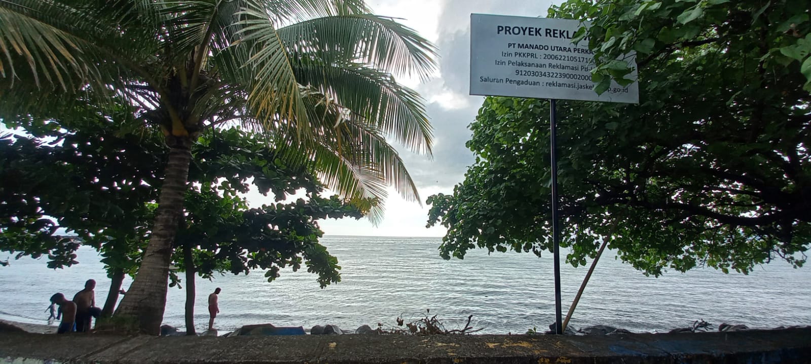 KONTROVERSI: Informasi proyek reklamasi Pesisir Karangria. Data yang dirangkum, akan ditimbun 300 meter ke arah laut, dengan total luas 90 hektar. foto: Greg/MP