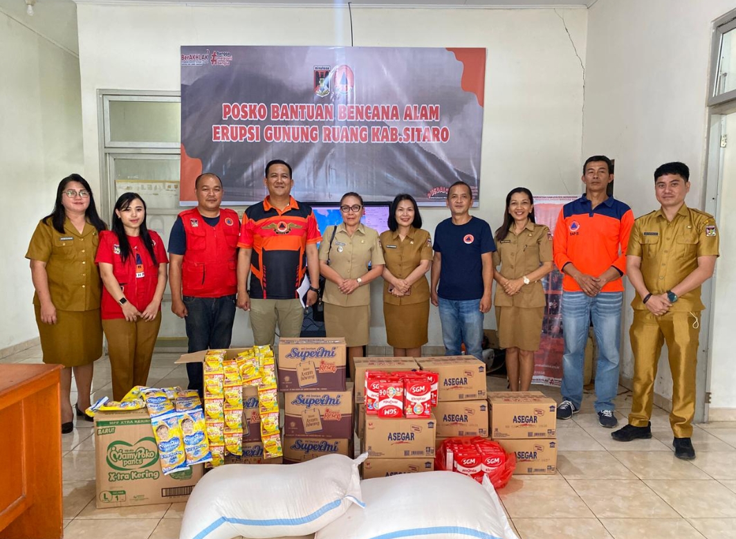 SALURKAN: Bantuan bencana erupsi gunung ruang disalurkan Kecamatan Kombi, dipimpin Camat Misye Kumontoy, Selasa (23/4/2024).