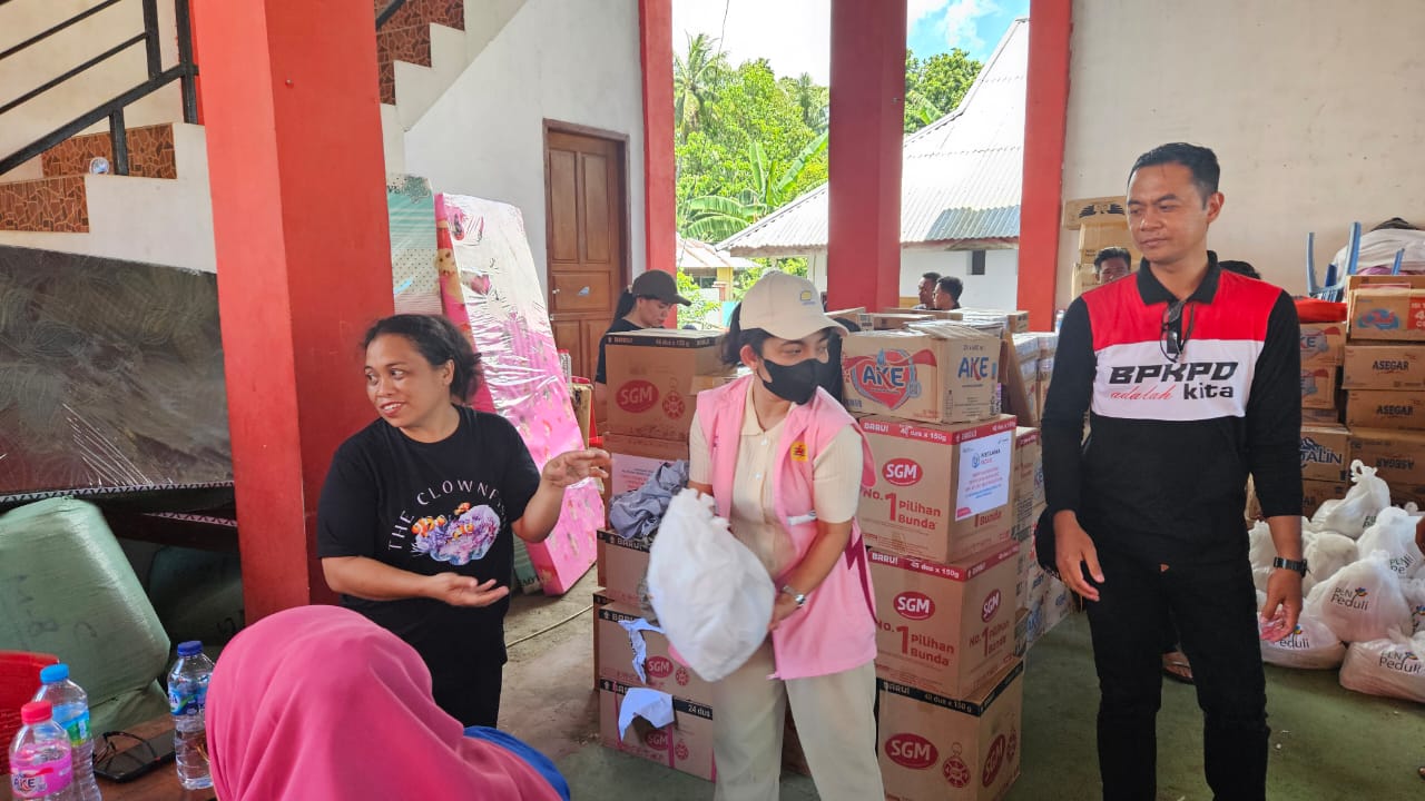 Asisten Manager TJSL PLN UID Suluttenggk Keren Sengke saat membantu proses penurunan bantuan PLN Peduli, Kamis (25/4)