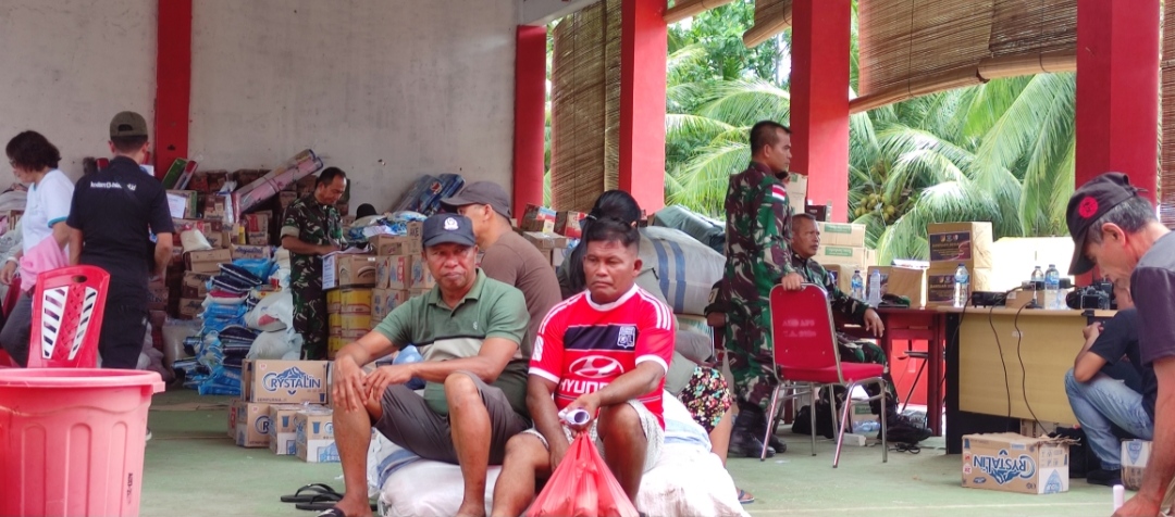 Suasana di Posko Pengungsian Apengsala, Kamis (25/4).