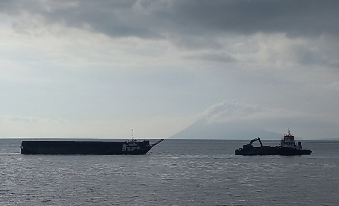 Keberadaan Kapal Tongkang yang dapat dilihat dari sekitaran daratan Komplek Pelabuhan Manado