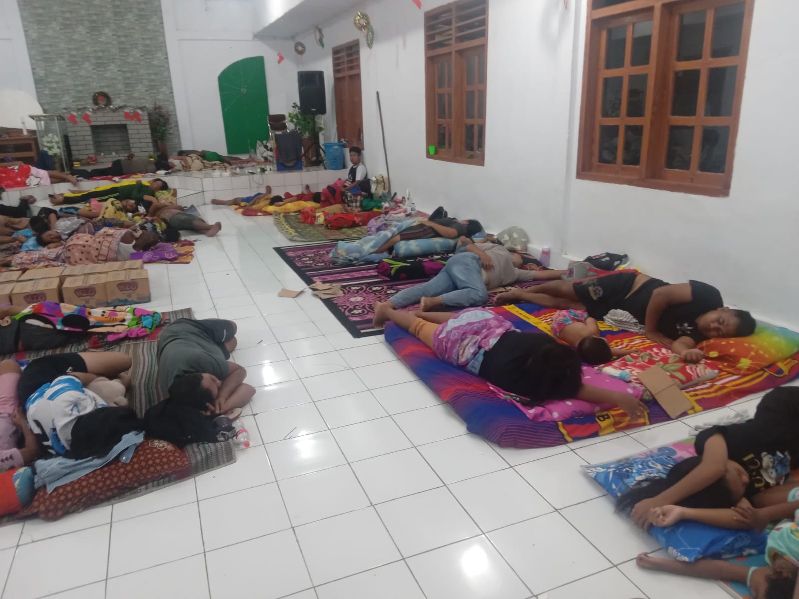 Para pengungsi Erupsi Gunung Ruang yang sedang terlelap.