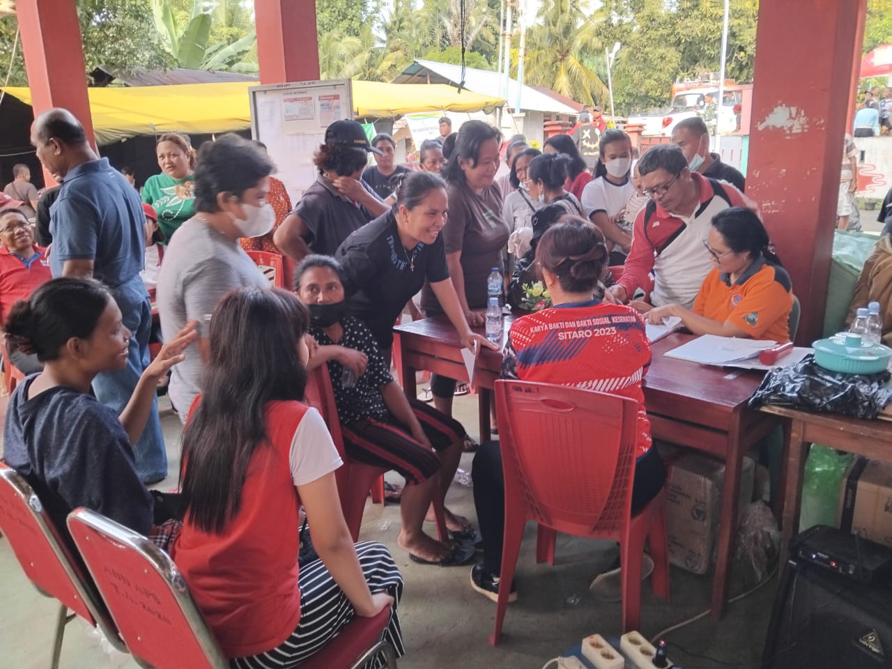 Para warga yang terdampak Letusan Gunung di Posko Pengungsian Kampung Apengsala, Kecamatan Tagulandang.