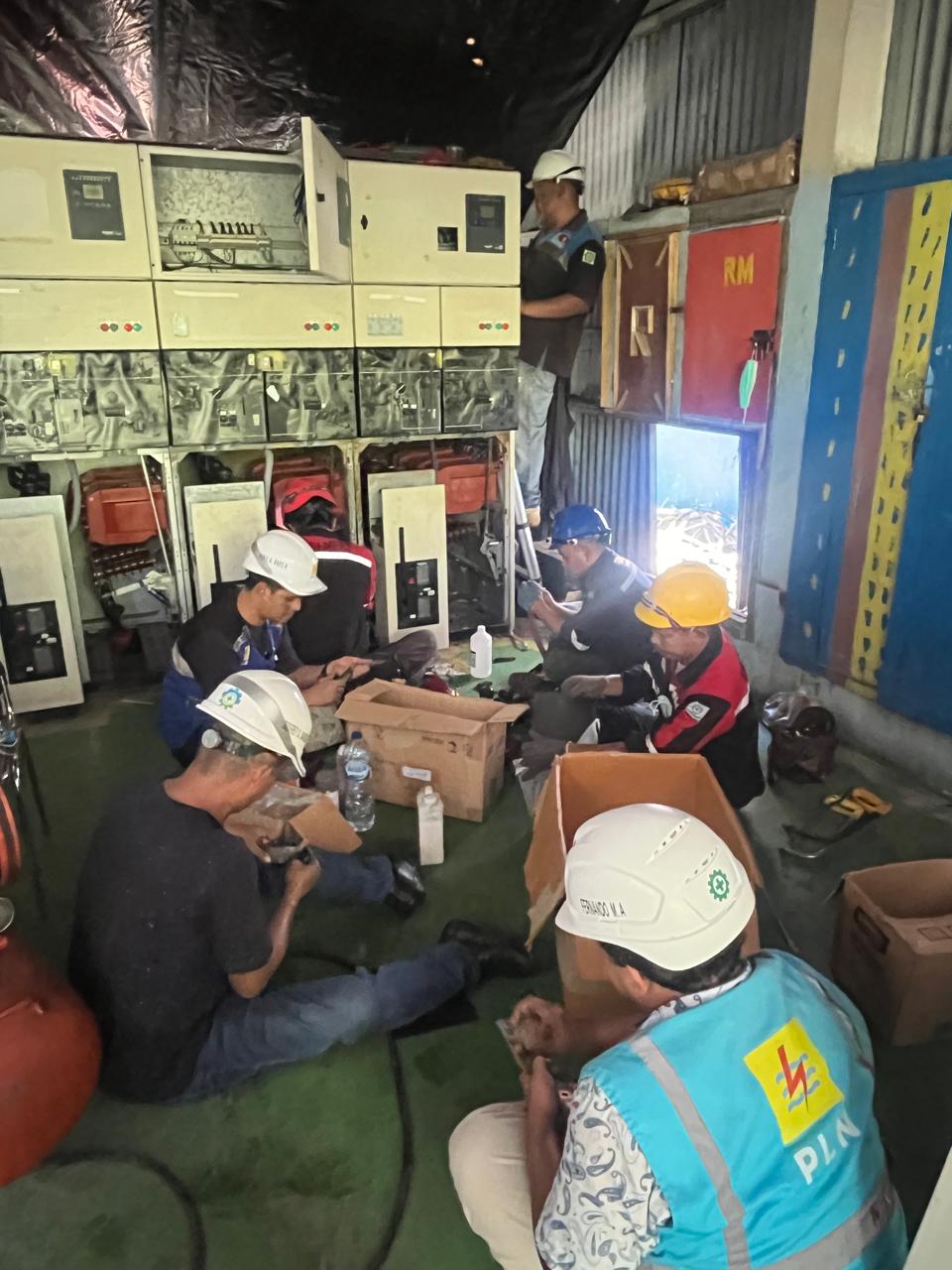 Petugas PLN yang sedang memperbaiki jaringan keliatrikan pasca Erupsi Gunung Ruang.