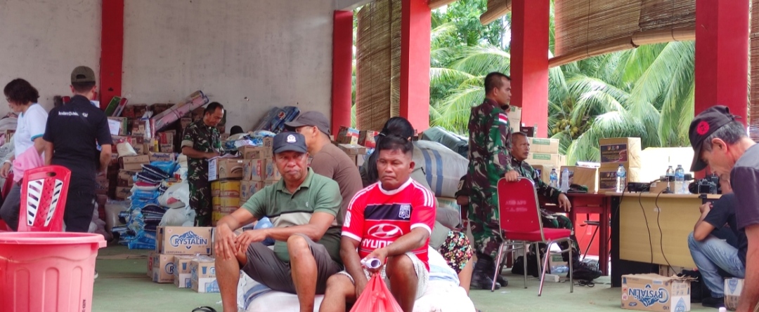 Kondisi  di Posko Pengungsian. Terlihat banyak bantuan yang terus berdatangan