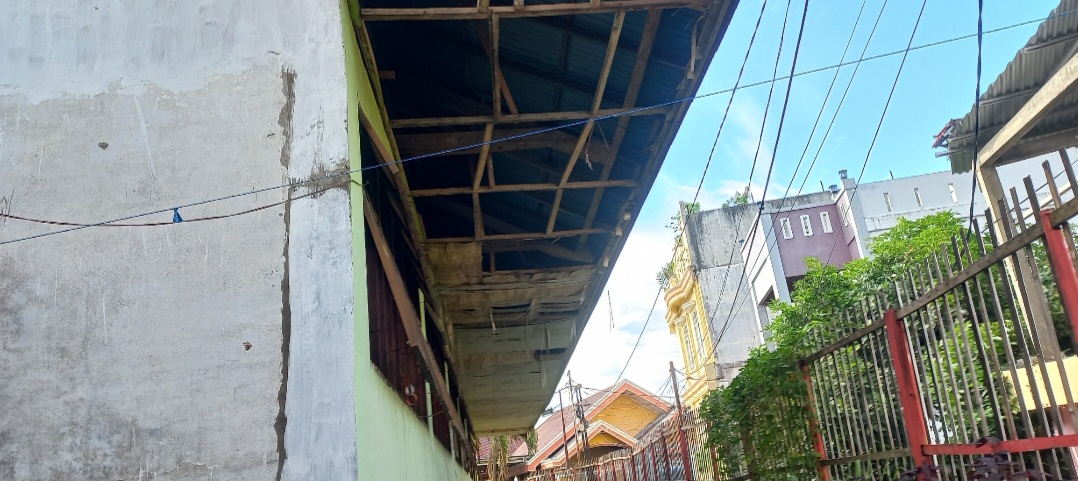 Kondisi plafon SDN 27 Singkil, alami rusak berat. Padahal sekolah mengusulkan perbaikan dalam anggaran rehab tapi tidak dikerjakan CV MKR.