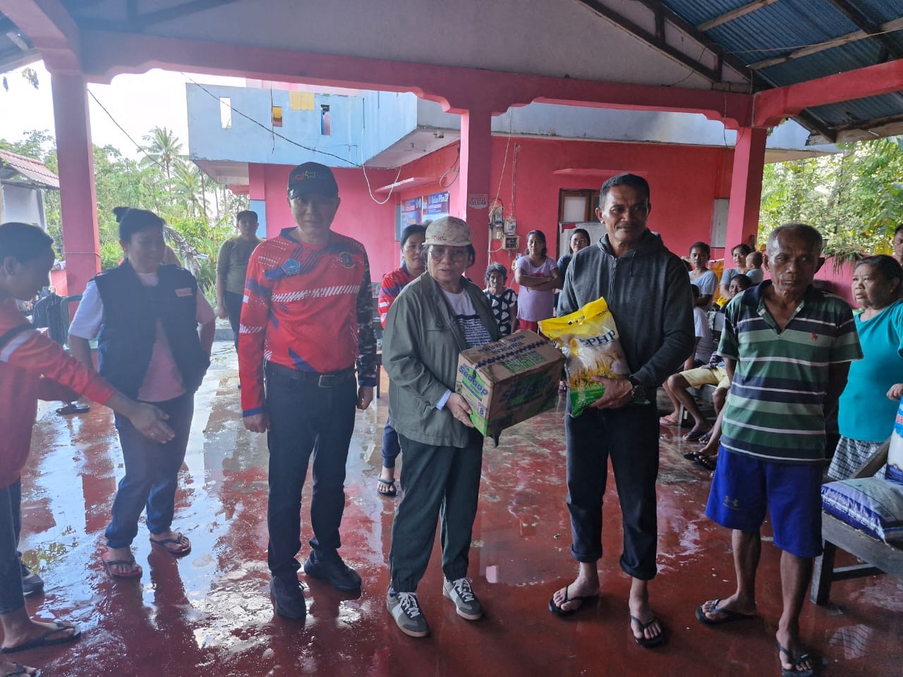 Adriana Dondokambey saat mendatangi salah satu lokasi pengungsian.