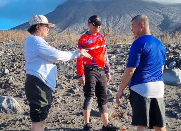 Adriana Dondokambey bersama&nbsp;Toni Supit saat meninjau lokasi bencana letusan Gunung Ruang. (Istimewa)