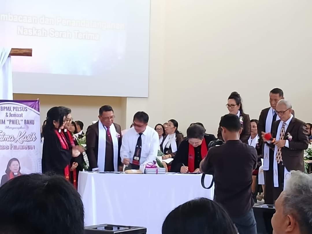 Pelantikan dan serah terima Ketua BPMJ GMIM Pniel Bahu Wilayah MBD, dari Pdt Jane Ernie Rambing STh yang pensiun, kepada Pdt Lian Sjane Rondonuwu STh, digelar di GMIM Pniel Bahu, Minggu (28/04/24).