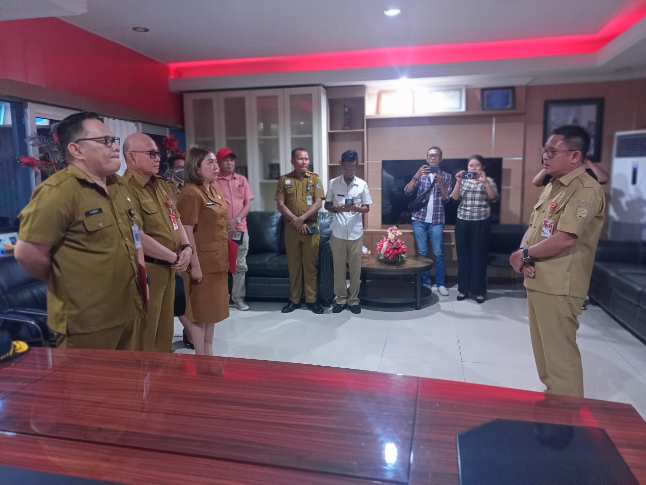 Sekkot Bitung Ign Rudy Theno, usai menyerahkan SK Plt kepada Albert Sergius dan Siske Mongkareng, dihadiri Robby Kawengian yang sudah memasuki masa pensiun.(Franky Sumaraw/MP)