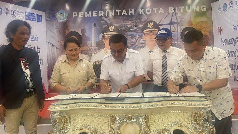 Penandatangan kesepakatan Tripartit oleh Wali Kota Bitung Ir Maurits Mantiri MM. (Istimewa)