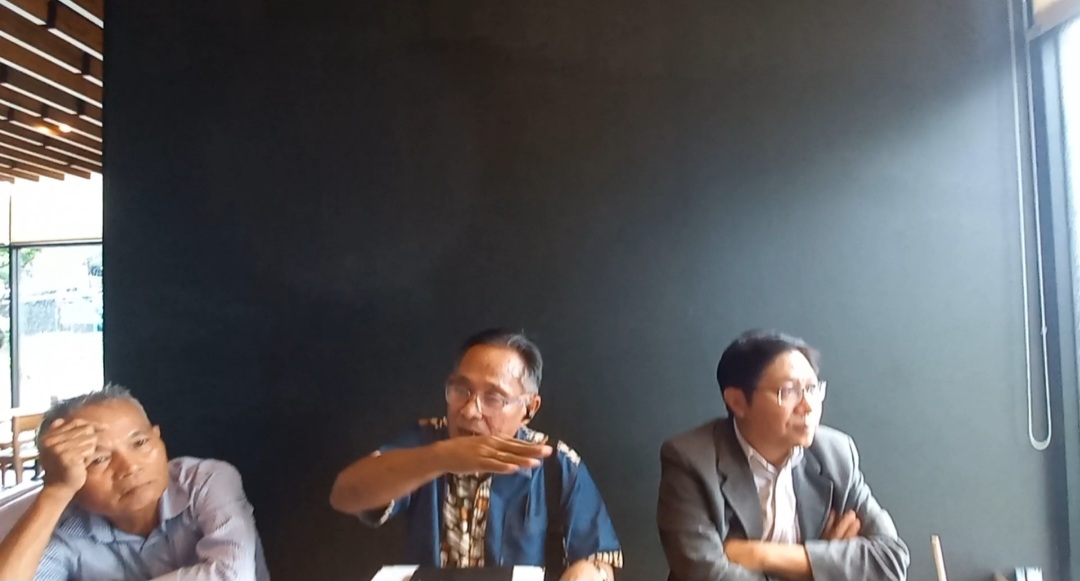 BERI KETERANGAN: Dari Kiri, Ir Amos Kenda, Prof Dr Janny Kusen MSc dan Direktur PT MUP Martinus Wibowo Salim. Juga ada Ir Ferry Siwi. foto: Greg/MP
