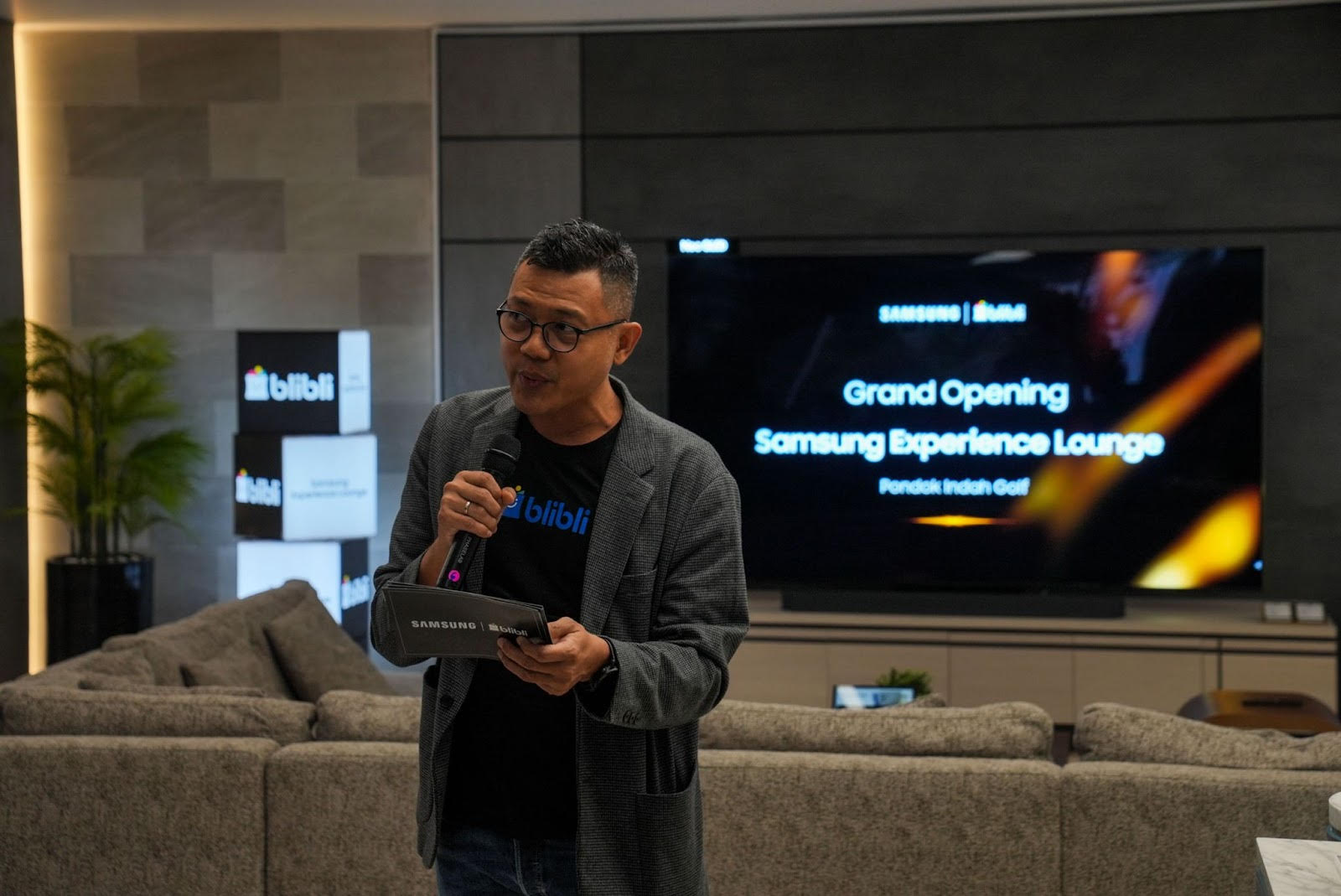 Wisnu Iskandar, CEO of GTNi explained that the Samsung Experience Lounge Pondok Indah Golf provides an omnichannel experience